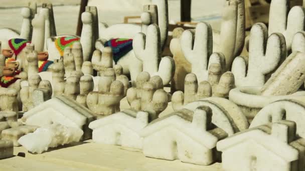 盐纪念品在盐矿 拍摄于阿根廷阿尔蒂普拉诺州萨利纳斯格兰德盐滩 — 图库视频影像