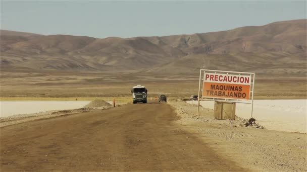 在阿根廷萨利纳斯格兰德斯盐滩附近的道路和警告标志 — 图库视频影像