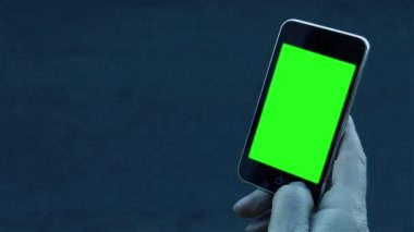 Akıllı Telefon Yeşil Ekran. Mavi Gece Tonu. Yeşil ekranı istediğiniz görüntü veya resimle değiştirebilirsiniz. Bunu Adobe After Effects'te anahtarlama (Chroma Key) efektleri veya diğer video düzenleme yazılımlarıyla yapabilirsiniz (Youtube'daki eğitimlere göz atın).