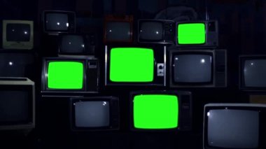 Eski 80'lerin Televizyonları Yeşil Ekranı Kapatıyor. Gece Tonu. Uzaklaştırın. Yeşil ekranı istediğiniz görüntü veya resimle değiştirebilirsiniz. Bunu Adobe After Effects'te anahtarlama (Chroma Key) efektleri veya diğer video düzenleme yazılımları ile yapabilirsiniz.