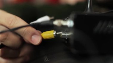Rca Kabloya Dijital Karasal Alıcıya Bağlanan Erkek Eller.