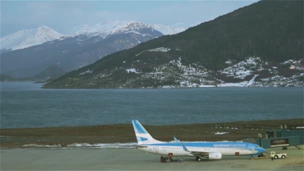 Flugzeug Auf Dem Flughafen Ushuaia Südlichste Stadt Argentiniens — Stockvideo