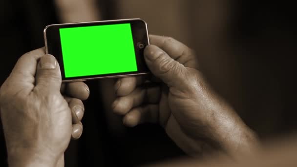 Hombre Sostiene Teléfono Inteligente Blanco Con Una Pantalla Verde Tono — Vídeos de Stock