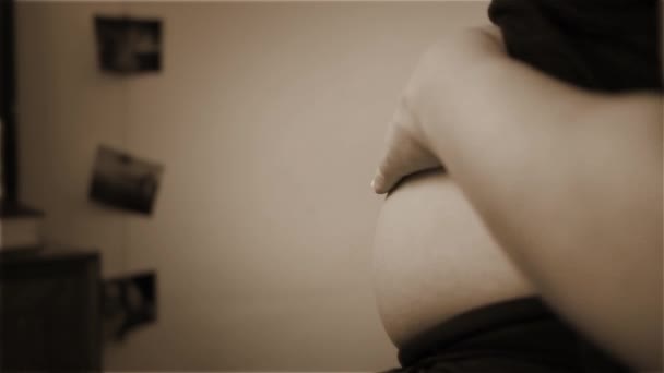 Femmes Enceintes Caressant Son Ventre Sepia Tone — Video