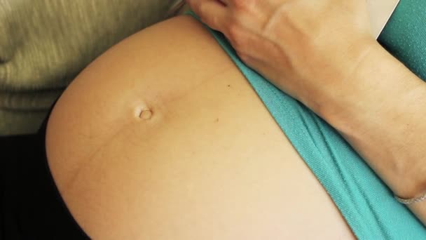 Zwangere Vrouw Liggen Bank Ademen Diep — Stockvideo