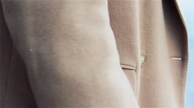 Cepten telefon alan adam. Close.