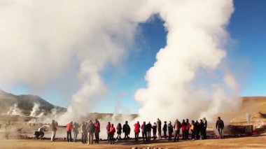 El Tatio'da patlayan Gayzer, Atacama çölü, Şili.