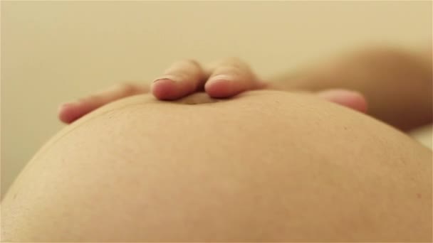 Papa Gibt Schwangeren Bauch Die Hand — Stockvideo