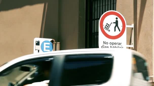 Estacionamento Sign Street Indicando Localização Ticket Machine Proibição Sign Buenos — Vídeo de Stock