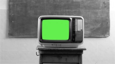 80'ler Televizyon Yeşil Ekran Ile Bir Sınıfta. Siyah Beyaz Ton.