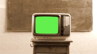 80'ler Televizyon Yeşil Ekran Ile Bir Okulda. Sepya Tonu. Dolly Atış.