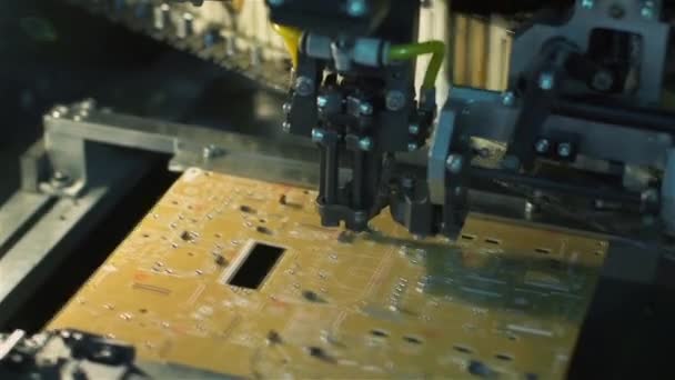 Robot Gép Nyák Gyártás Alkalmazása Táblán Mikrochip — Stock videók
