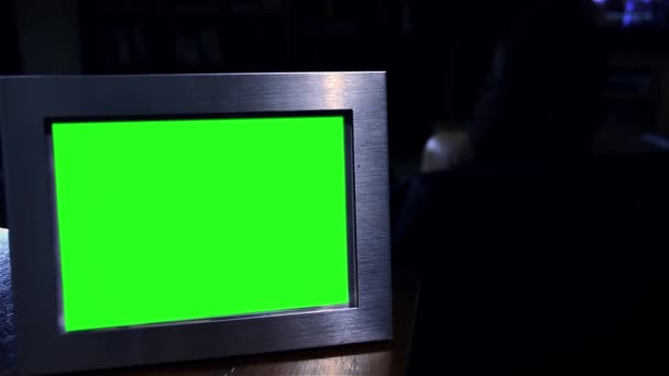 Picture Frame Met Groen Scherm Het Donker Vrouw Kijken Naar — Stockvideo