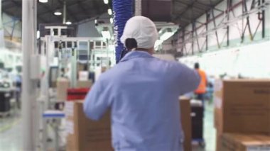 Elektronik Sektöründe Montaj Hattı İşçileri. 