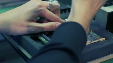 Assembly Line Workers Laptop Bilgisayarları Üretiyor. 