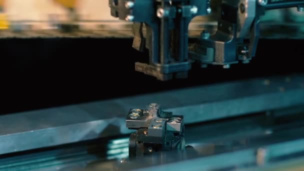 Macchina Robot Produzione Pcb Applicazione Microchip Sulla Scheda — Video Stock