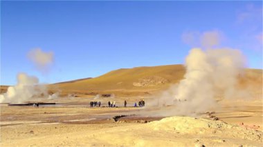 El Tatio'da patlayan Gayzer, Atacama çölü, Şili.
