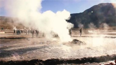 El Tatio'da patlayan Gayzer, Atacama çölü, Şili.