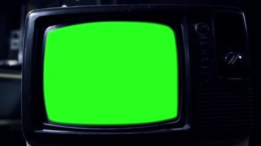 Yeşil Ekranlı Klasik Televizyon. İyi geceler Tone. Yakınlaştır. Yeşil ekran yerine istediğiniz görüntü veya resmi Keying efekti ile değiştirebilirsiniz (Youtube 'daki derslere bakın).