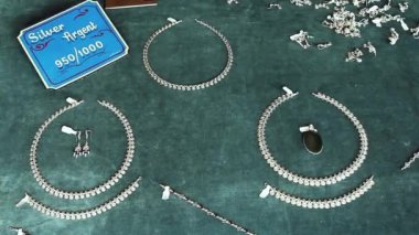 Gümüş Mücevher Satıcısı.