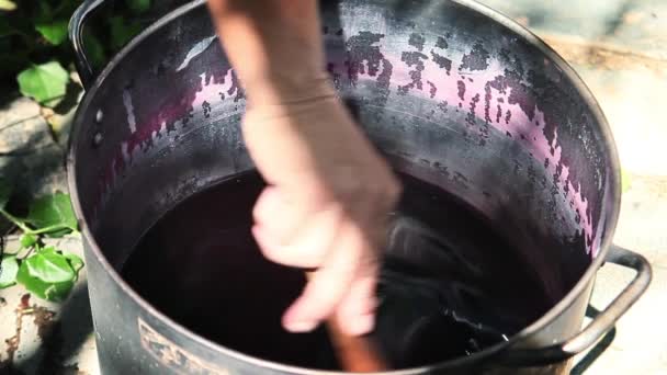 Traditionelles Färben Von Garn Roter Tinte — Stockvideo