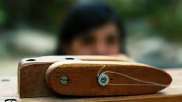 Frauenhände Mit Traditionellem Holzwebstuhl — Stockvideo
