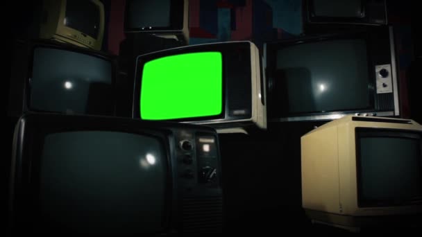 Tela Verde Velha Tevê Com Muitas Televisões Zoom Para Fora — Vídeo de Stock
