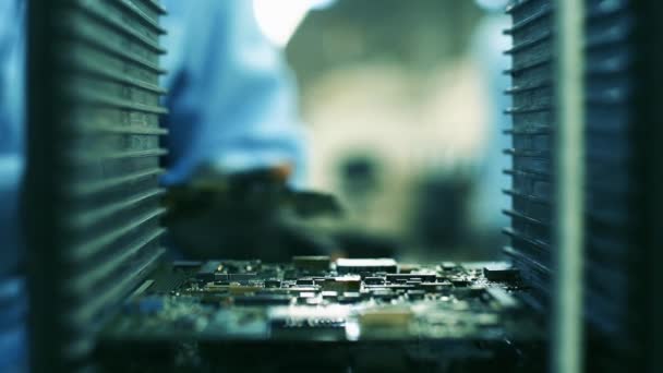 Assemblée de circuits électroniques dans l'atelier. Atelier de montage Intérieur .