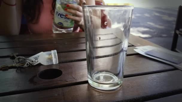 Manos Femeninas Vertiendo Agua Mineral Fresca Una Botella Agua Mineral — Vídeo de stock