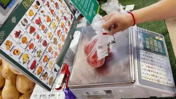 Buenos Aires Argentina 2020 Mujer Pesando Tomates Supermercado Primer Plano — Vídeos de Stock