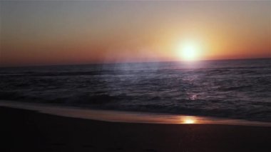 Sahilde gün doğumu ve Atlantik Okyanusunda Su. 