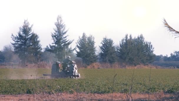 阿根廷Crdoba的拖拉机在农村景观中翻耕田野 慢动作放大放大 — 图库视频影像