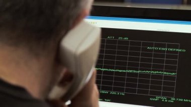 Buenos Aires / Arjantin - 12 10 2019: Telefon ve Monitöre Bakış 'ta konuşan borsa simsarı. Yakın plan. 