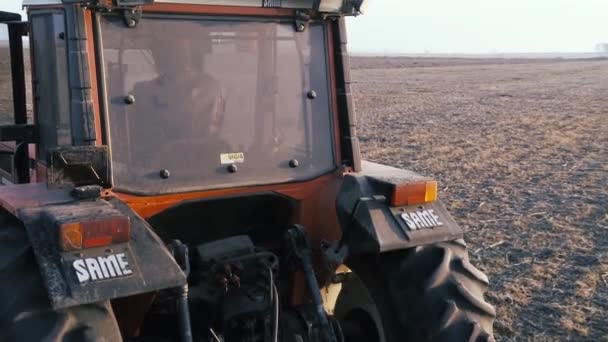 Pampa Provinsen Argentina 2019 Gammal Traktor Fältet Vid Solnedgången Bakåt — Stockvideo