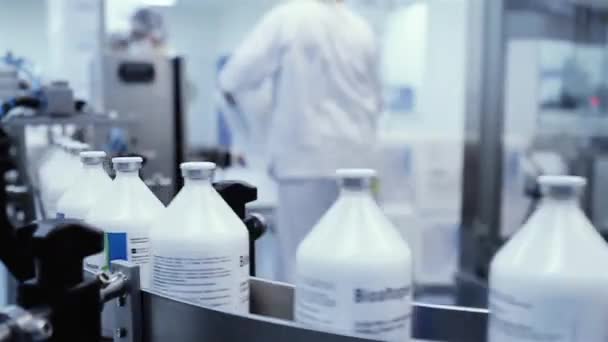 Şişe Fabrikası Laç Endüstrisinde Aşı Şişeleri Hızlı Hareket — Stok video