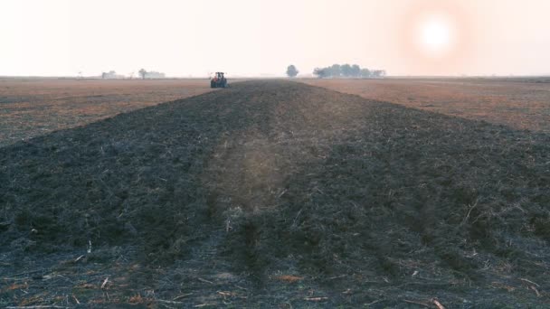 Een Oude Tractor Het Veld Bij Zonsondergang Inzoomen — Stockvideo