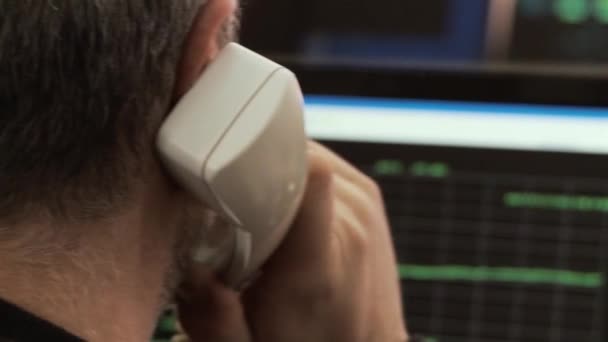 Trabalhador Escritório Falar Telefone Voltar Vista Close — Vídeo de Stock