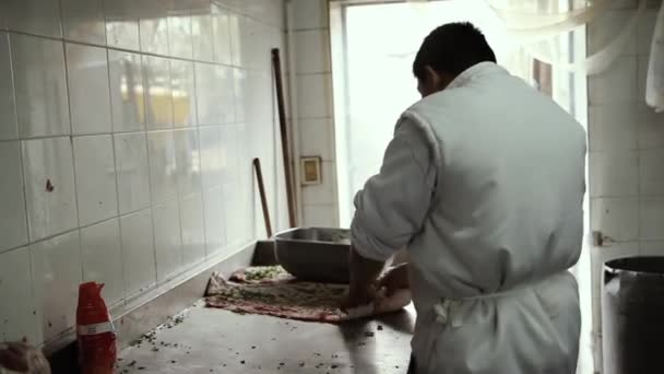 在阿根廷布宜诺斯艾利斯 屠夫身穿Apron制作 Matambre Relleno 阿根廷熏肉牛排 用蔬菜 火腿和香草制成的肉卷 — 图库视频影像