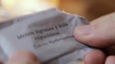 Erkek El Buenos Aires, Arjantin 'de bir fincan kahveye şeker paketi dolduruyor. Yakın plan. 