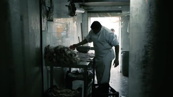 在阿根廷布宜诺斯艾利斯 屠夫身穿Apron制作 Matambre Relleno 阿根廷熏肉牛排 用蔬菜 火腿和香草制成的肉卷 — 图库视频影像