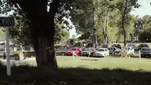 Pessoas Desfrutando Rio Pequeno Província Buenos Aires Argentina Visto Carro — Vídeo de Stock