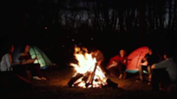 夜间在森林篝火边露营帐篷和年轻人的模糊背景 快速运动 — 图库视频影像