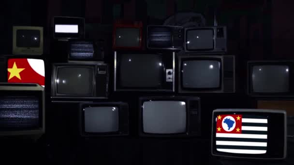 巴西苏保罗州的国旗 在复古电视上 蓝色深褐色调 放大放大 — 图库视频影像