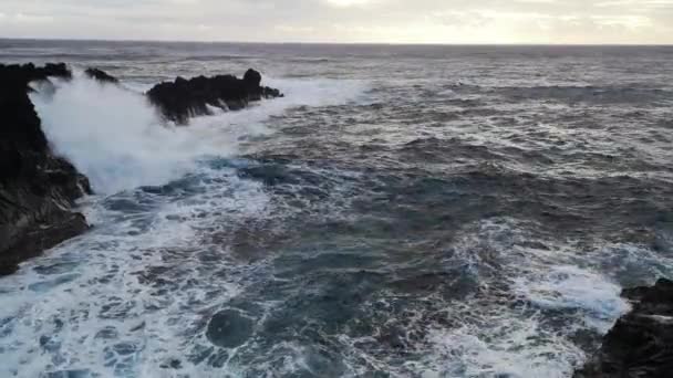 南美洲复活节岛Rapa Nui靠近Hanga Roa的Ana Kai Tangata山洞前悬崖处的波浪破裂 — 图库视频影像