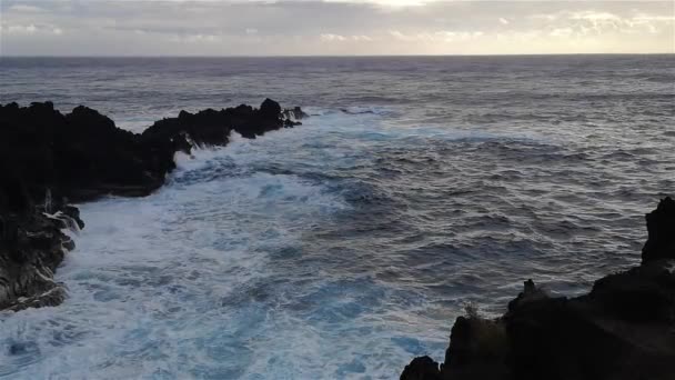 南美洲复活节岛Rapa Nui靠近Hanga Roa的Ana Kai Tangata山洞前悬崖处的波浪破裂 — 图库视频影像