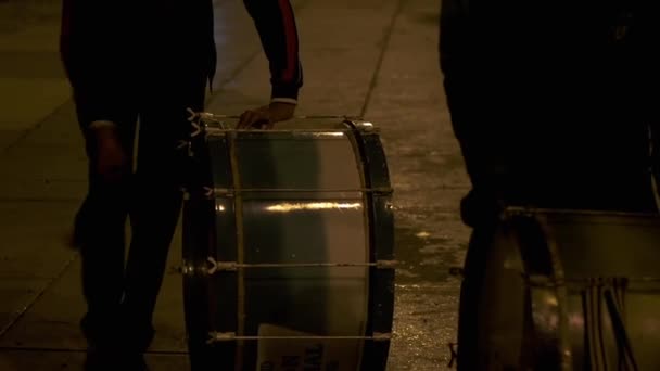 ドラマーは ボリビアの首都ラパスで 夜の街でドラムを演奏する 低角度表示 — ストック動画