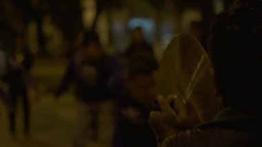 Cochabamba / Bolivya - 10 10 10 2019: Gece Halk Parkı 'nda Ziller ve Bolivya Dansçıları Oynayan Adam.  