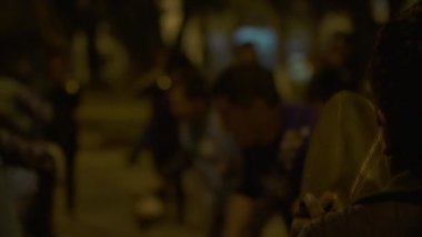 Cochabamba / Bolivya - 10 10 10 2019: Gece Parkı 'nda Ziller ve Bolivya Dansçıları Oynayan Erkekler.  