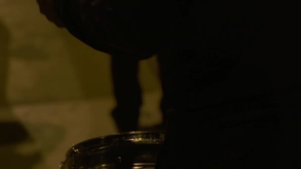 Batteur jouant du tambour dans la rue la nuit, à La Paz, capitale de la Bolivie. Gros plan. 