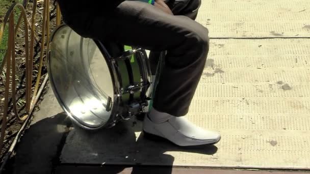 Boliviaanse Muzikant Draagt Witte Schoenen Zittend Een Trommel Straat Lage — Stockvideo
